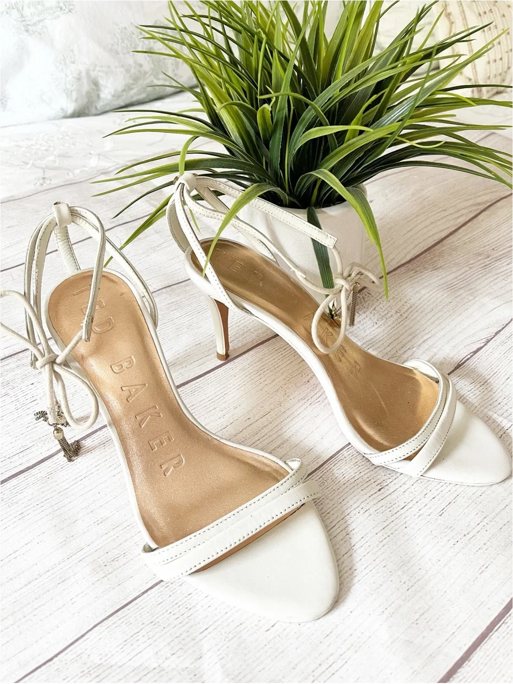 Ted Baker Jelissa white ankle tie heels sz 38 (8-8.5)